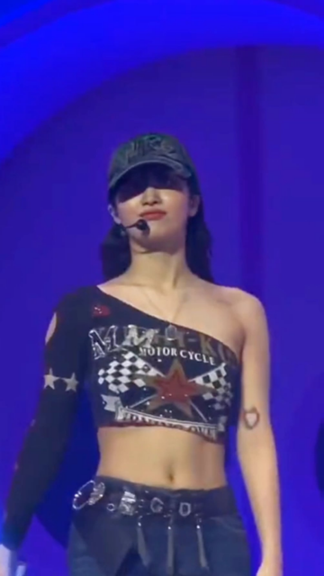 231021 Pretty Momo sending a kiss