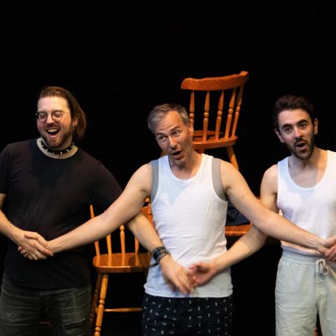 Trois membres du cast se tiennent la main mais en restant sur une même ligne, face au public. Désolée, c'est dur à d'écrire. J'allais essayer de faire un truc en ASCII art mais ce serait pire que tout.