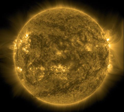 Die ganze erdzugewandte Seite der Sonne in gelber Farbe. Links am Rand einige kleinere helle Stellen mit einem „Henkel“, der ins All reicht - koronaler Loop genannt und wie öfter erklärt Sonnenmaterie, die entlang der Magnetfelder der Sonne bogenförmig in die Umgebung und zurück zur Oberfläche strömt. Ziemlich genau gegenüber rechts am Rand sieht es deutlich größer wie ein Nebel aus Strahlung aus, der sich weit gefächert vor dem Schwarz des Weltraums ausbreitet.