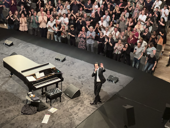 Nick Cave läuft auf der Bühne