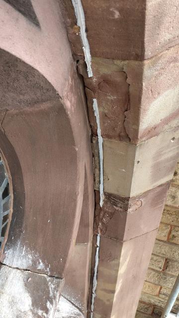 ein "Vorher" Bild von einem der Maßwerkfenster mit gleich vier typischen Schäden, die wir hier vorfinden: 
- Taubenkacke in oberen Fenster - die muss ich die Tage fachgerecht entfernen 🙈.
- Abschalungen, die davon kommen, dass irgendwann Imprägnierung aufgetragen wurde, hinter der die Feuchtigkeit im Bauwerk macht, was Feuchtigkeit eben so macht... 
- und natürlich die defekten Fugen, durch die die Feuchtigkeit in den Stein ziehen kann.