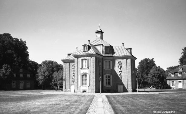 Das Emslandmuseum Schloss Clemenswerth in schwarz / weiss