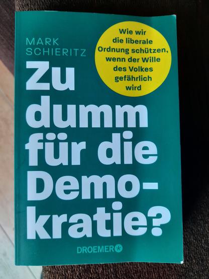 Cover: "Zu dumm für die Demokratie?", weisse Schrift auf dunkelgrünem Grund