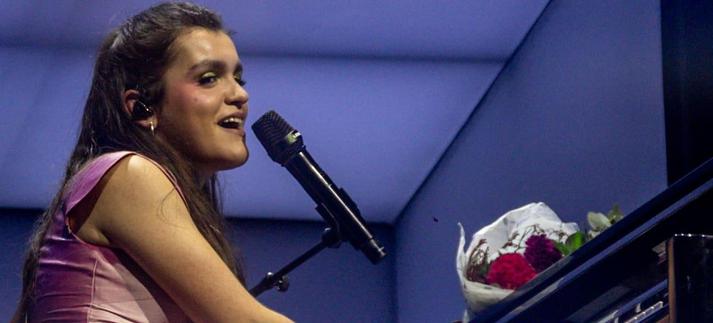 La cantante Amaia tocando el piano en su concierto en el Movistar Arena de Madrid. / Europa Press News