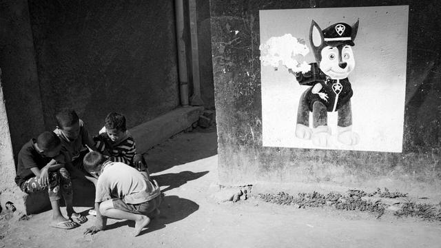 Des enfants, et une fresque sur un mur