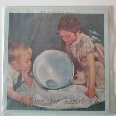 Das Plattencover "Kick In The Eye (Searching For Satori E.P.)" von Bauhaus. Es zeigt eine Zeichnung mit zwei Kindern, die eine Glaskugel betrachten.