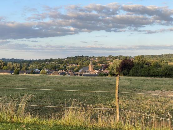 Beschaulich der Blick auf Soumagne mit kleiner Kirche im Abendlicht. Was man nicht sieht: eine brutale Autostraße durch dieses Dorf. Vom Zeltplatz aus hört man sie kaum.