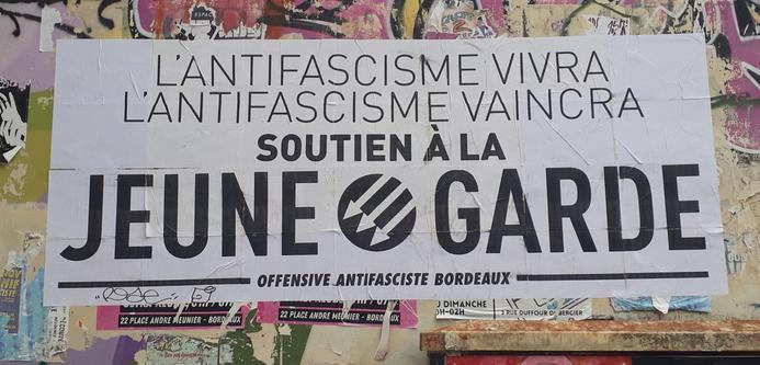 Un affiche sur un mur ou il est noté : l'antifascisme vivra l'antifascisme vaincra soutien à la jeune garde. Signé : offensive antifasciste bordeaux