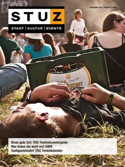 Titelblatt der STUZ für Jugust.
Zu sehen ist ein kleiner Ausschnitt einer Festivalwiese mit Blick auf die Bühne.
Direkt im Vordergrund schläft ein Festivalbesucher den Schlaf der Gerechten, mit einer leeren Kiste Bier auf dem Bauch.
Dahinter sitzen weitere Bsucher*innen auf in der Sonne, in der Unschärfe kann man noch die Bühne erkennen  auf der im Moment der Aufnahme allerdings nicht gespielt wird.

Es scheint ein warmer Sommertag zu sein, das Foto hat hohe Kontraste und eine insgesamt warme Farbgebung.

Auf dem Teaser ist zu lesen:
Deine gute Zeit: STUZ_Festivalsommerguide
Was haben die wohl vor? GNOR
Stadtgeschlender! STUZ Terminkalender
