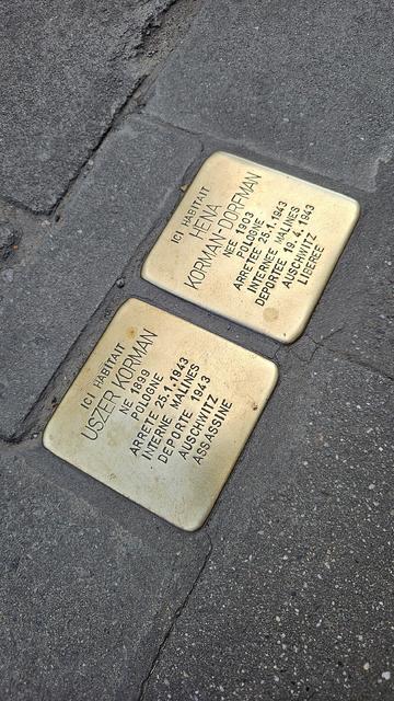 Stolpersteine mit den Inschriften:

ICI HABITAIT
USZER KORMAN
NE 1899
POLOGNE
ARRETE 25.1.1943
INTERNE MALINES
DEPORTE 1943
AUSCHWITZ
ASSASSINE

ICI HABITAIT
HENA KORMAN-DOFFMAN
NEE 1903
POLOGNE
ARRETEE 25.1.1943
INTERNEE MALINES
DEPORTEE 19.4.1943
AUSCHWITZ
LIBEREE
