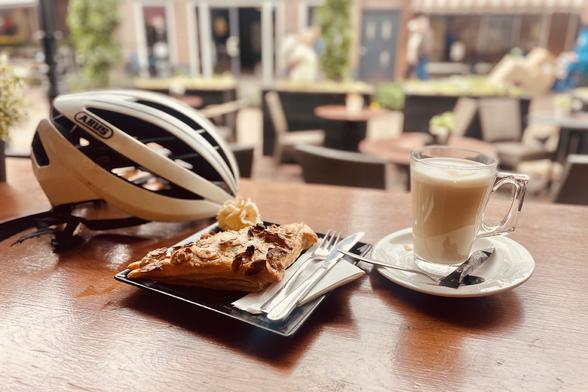 @graewwel Das Bild zeigt eine ruhige Szene in einem Café mit einem Holztisch im Vordergrund. Auf dem Tisch befindet sich ein Stück Puffkuchen mit Mandeln und Sahne auf einem schwarzen Teller, daneben ein Glas mit Cappuccino auf einem weißen Unterteller. Neben dem Gebäck liegen Besteck und ein Serviettenbündel. Im Hintergrund ist ein weißer Fahrradhelm mit der Marke "ABUS" zu sehen, der auf dem Tisch liegt. Der Hintergrund ist leicht unscharf und zeigt eine gemütliche Caféatmosphäre mit Tischen und Stühlen sowie Menschen, die im Freien sitzen. Die Szene vermittelt ein Gefühl von entspannter Morgenstimmung oder einem gemütlichen Pausenzeitpunkt.

Bereitgestellt von @altbot, privat und lokal generiert mit Ovis2-8B

🌱 Energieverbrauch: 0.198 Wh