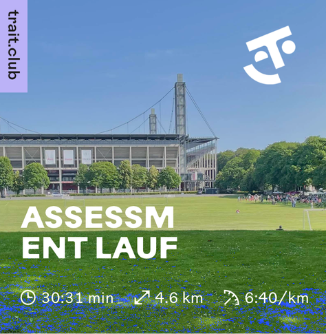 Im Vordergrund grüne Fläche sprich Wiese im Hintergrund das Stadion des 1. FC Köln.
Aufschrift Assessment Lauf