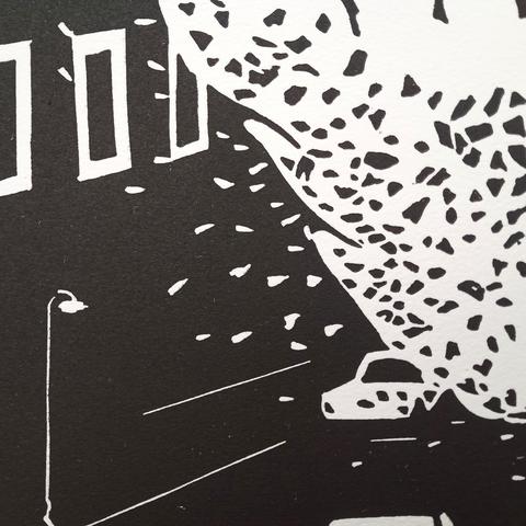 Détail de ladite linogravure : les débris, en noir sur le blanc de l'explosion, en blanc sur le noir des bâtiments.