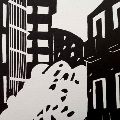 Détail de ladite linogravure : un bout de l'explosion, des débris, les bâtiments les plus lointains en noir et un bout de ciel blanc.