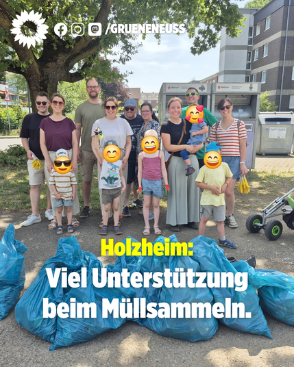 Ein Gruppenfoto von Erwachsenen und Kindern vor vielen blauen Müllsäcken. Darauf steht "Holzheim: Viel Unterstützung beim Müllsammeln."
