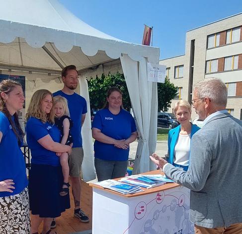 Helmholtz Institute members and Mecklenburg-Western Pomerania’s Prime Minister Manuela Schwesig discuss the One Health concept with Greifswald’s mayor Stefan Fassbinder