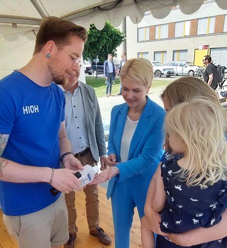 A Helmholtz Institute member demonstrates Mecklenburg-Western Pomerania's prime minister, Manuela Schwesig, how to disinfect her hands.