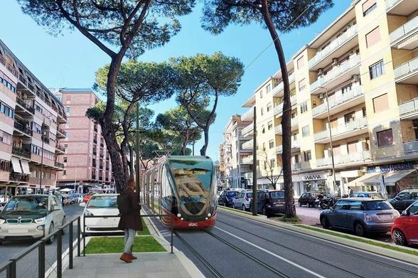 Protesta per la tramvia TVA: alcuni residenti denunciano l’abbattimento di 156 pini tra via Gregorio VII e piazza Carpegna. L’assessora Alfonsi smentisce: solo 3 alberi saranno rimossi, gli altri monitorati. Il confronto resta aperto tra mobilità e tutela del verde.