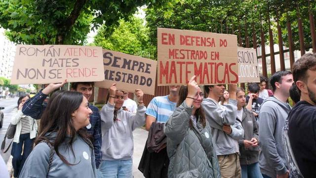 Alumnado, docentes e persoal invetigador nunha protesta o pasado 11 de xuño para reclamarlle á Xunta o recoñecemento singular do Mestrado en Matemáticas da USC. (Foto: Arxina)