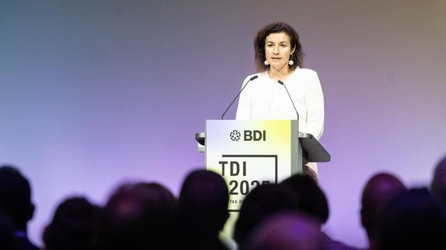 Dorothee Bär steht am Podium während einer Konferenz mit BDI-Logo und Schrift "TDI 2025" vor einem Publikum.