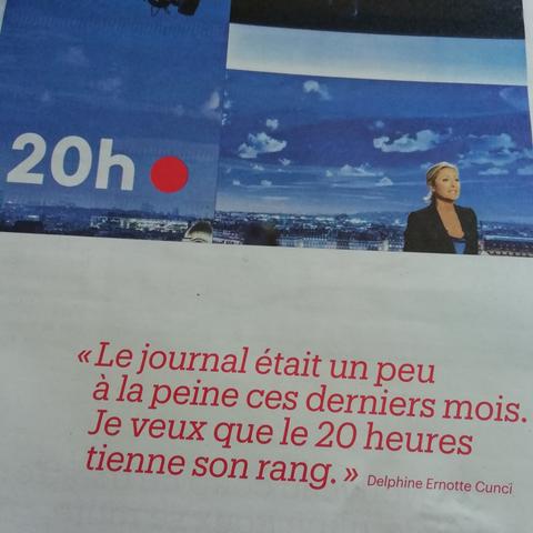 Photo d'article Telerama, Anne Sophie LAPIX sous le plafond cathédrale du studio du journal de 20 heures de France 2.