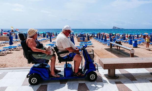 Dos jubilados británicos en Benidorm. (Raquel Maria Carbonell Pagola)