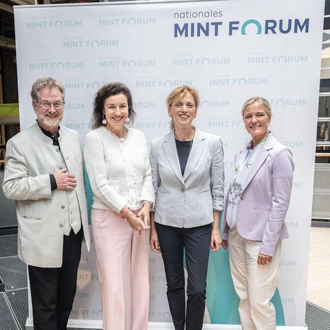 Prof. Dr. Carsten Busch, Co-Vorstand des Nationalen MINT Forums, Bundesforschungsministerin Dorothee Bär, Bundesbildungsministerin Karin Prien und Indra Hadeler, Co-Vorständin des Nationalen MINT Forums.