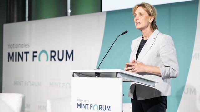 Bundesbildungsministerin Karin Prien bei ihrem Impulsvortrag auf dem Nationalen MINT-Gipfel.