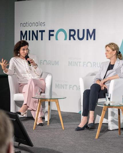 Bundesforschungsministerin Dorothee Bär und Bundesbildungsministerin Karin Prien bei der anschließenden Diskussion zum Thema MINT.