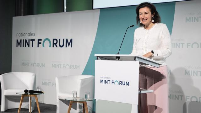 Bundesforschungsministerin Dorothee Bär bei ihrem Impulsvortrag auf dem Nationalen MINT-Gipfel.