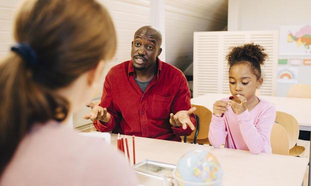Una profesora cita al padre de una alumna (Maskot)