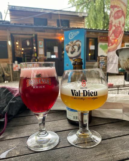 Ein Kriek und ein Val-Dieu Blonde in ihren passenden Gläsern im Freiluftlokal