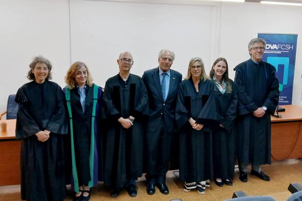 Alexandre de Sousa with his supervisor, Paulo Jorge Fernandes, and the five members of the doctoral jury.