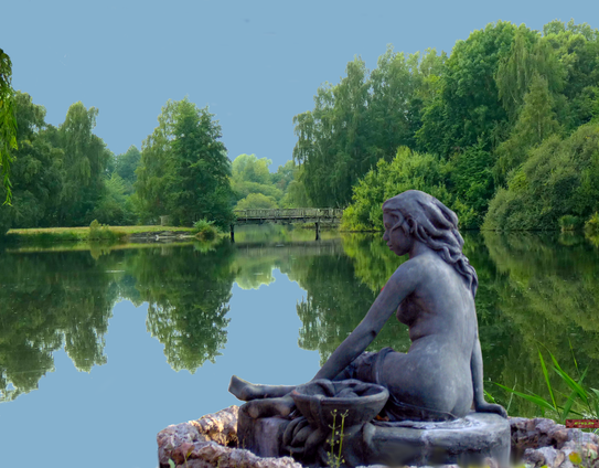 Eine weibliche nackte Skulptur sitzt am einem kleinen See.
Auf dern anderen Seiten sind mehre verschiedene Bäume, die sich im See spiegeln.
Gegenüber ist eine kleine Fußgängerbrücke.
A nude female sculpture sits by a small lake.
On the other side are several different trees that are reflected in the lake.
Opposite is a small pedestrian bridge.
