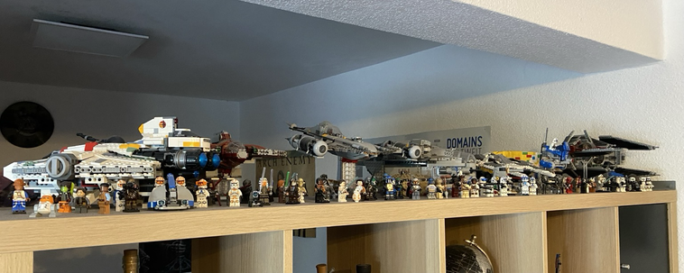 Zahlreiche Lego Star Wars Sets auf einem Ikea Kallax-Regal; hinten Raumschiffe und davor zahlreiche Minifiguren