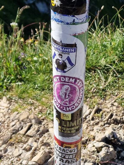 Pfosten mit zahlreichen Aufklebern.