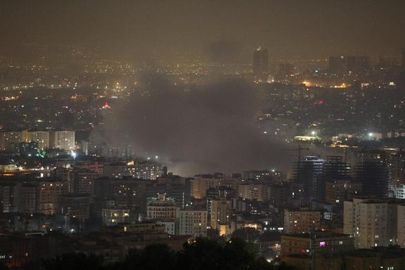 Rauchschwaden in Teheran am Freitag, dem 13. Juni 2025, in der Morgendämmerung.
Foto: Mehr News Agency, CC BY 4.0
