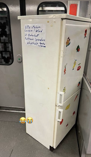 Una refrigeradora en un vagón del metro de Berlín