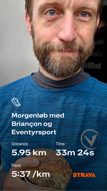 En mand med fuldskæg iklædt en grå langærmet undertrøje og en blåmeleret t-shirt står med et rundstykke i hånden og et lille smil på læben.

Ovenpå billedet står skrevet:

Morgenløb med Briançon og Eventyrsport

Distance
5.95 km

Pace
5:37/km

Time
33m 24s