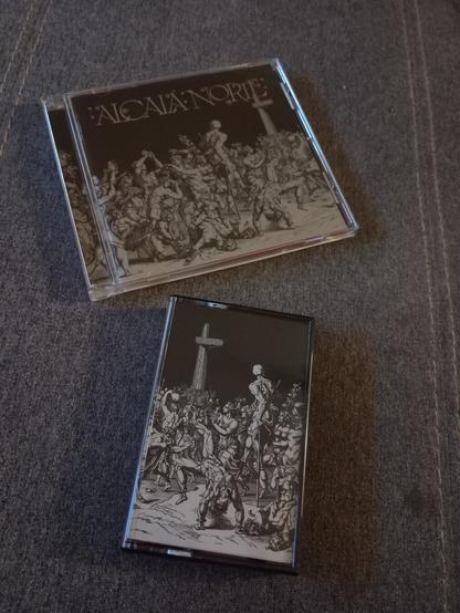 Álbum debut de Alcalá Norte en dos formatos: Compact Disc en la parte superior y cinta de cassette en la parte inferior.