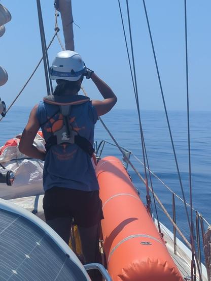 Person schaut wartend aufs Meer