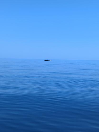 Spiegelglattes Meer mit einem leeren Fluchtboot