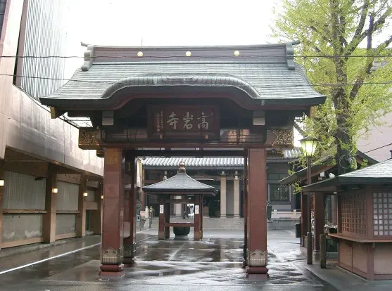 The image depicts a traditional Japanese temple entrance. It features a distinctive wooden structure with a decorative roof, often seen in Shinto or Buddhist temples. The entrance likely leads to the main part of the temple, which is commonly characterized by serene surroundings, stone pathways, and possibly additional structures or shrines beyond the entrance. The scene appears to be quiet and reflects the architectural style typical of historical Japanese temples.

Image Credits: Wikimedia / KENPEI / CC BY-SA 3.0