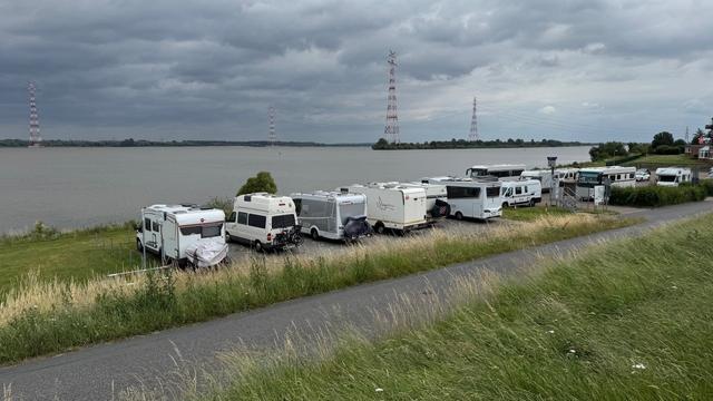 Parkplatz an der Elbe in Hollern Twielenfleth