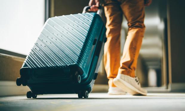 Un hombre con una maleta para iniciar un viaje (Getty Images)