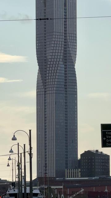 Ein sehr hohes Hochhaus.