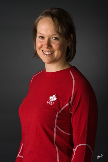 Cindy Klassen, athlète canadienne la plus décorée et patineuse de vitesse, photographiée en uniforme de l'équipe du Canada.