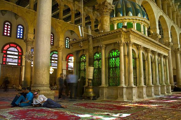 Photo: le monument des reliques du prophète Yahyâ ibn Zakariya (Saint Jean le Baptiste pour les chrétiens). Bâtisse à l'intérieur de la mosquée, marbre, or, et vert. Plusieurs hommes sont assis et debout sur ses tapis rouges avec motifs.