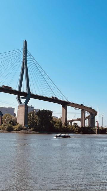 Die Köhlbrandbrücke in Hamburg. Eines unserer Wahrzeichen und eine wichtige Verkehrstrasse.