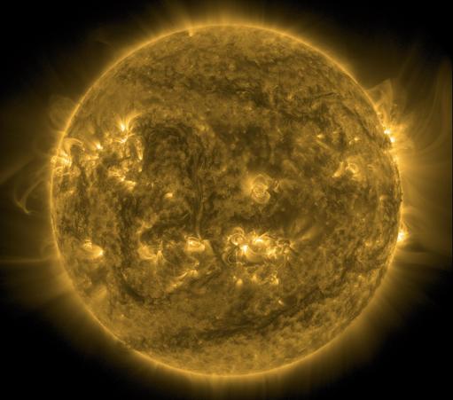 Die ganze erdzugewandte Seite der Sonne in gelber Farbe. Quer über die Oberfläche verteilt einige hellere Stellen. Drumherum das Schwarz des Alls.